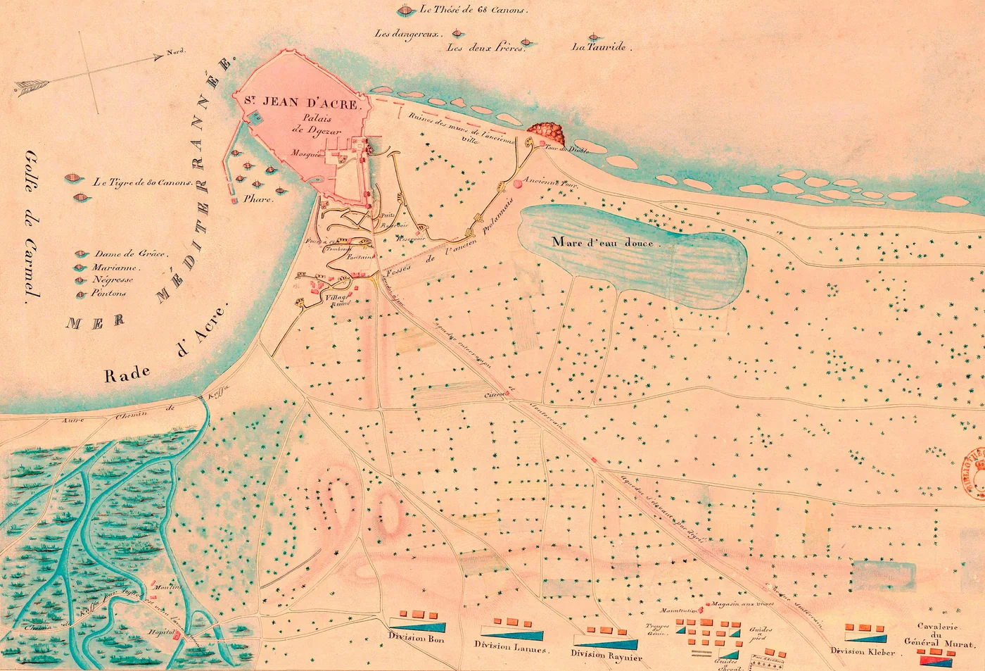 Plan aquarellé : la ville fortifiée d'Acre en rose sur son promontoire, le palais de Djezzar et la mosquée, les vaisseaux britanniques au mouillage dans la rade, les tranchées françaises devant les remparts et, en bas, les camps des divisions Bon, Lannes, Reynier et Kléber et de la cavalerie de Murat