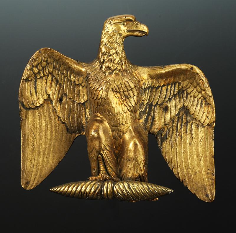 Napoleonischer Kaiseradler aus vergoldeter Bronze, ausgebreitete Flügel auf Liktorenbündel und Jupiterblitz — militärisches Emblem des Ersten Französischen Kaiserreichs