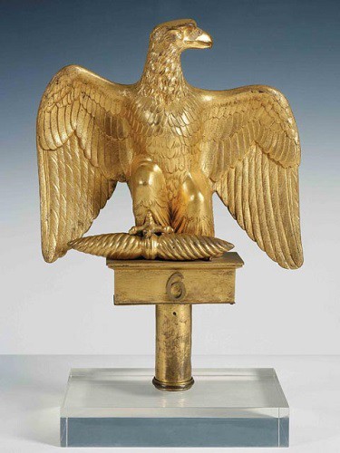 Regimentsordonnanzadler — vergoldete Bronzeskulptur von Thomire, kaiserlicher Adler mit Krallen am Donnerkeil des Jupiter, nummerierter Sockel des 6. Regiments, Fahnenstockschaft, Erstes Kaiserreich