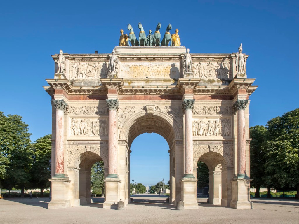 Arc de Triomphe du Carrousel in Paris — neoklassizistisches Denkmal von Percier und Fontaine, korinthische Säulen aus rosa Marmor, Bronzekvadriga an der Spitze, kaiserliches Tor zwischen Louvre und Tuilerien, Gedenken an Austerlitz