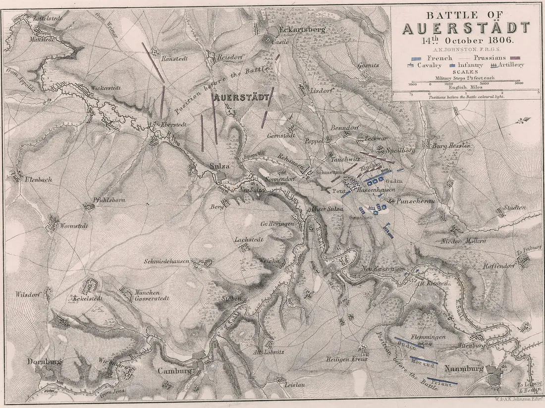 Carte gravée en noir et blanc du champ de bataille : Auerstaedt, Eckartsberga et la Saale ; en bleu les divisions françaises de Gudin, Friant et Morand autour de Hassenhausen, en violet les lignes prussiennes de Schmettau et de Blücher, et en bas les positions françaises de la veille près de Naumbourg