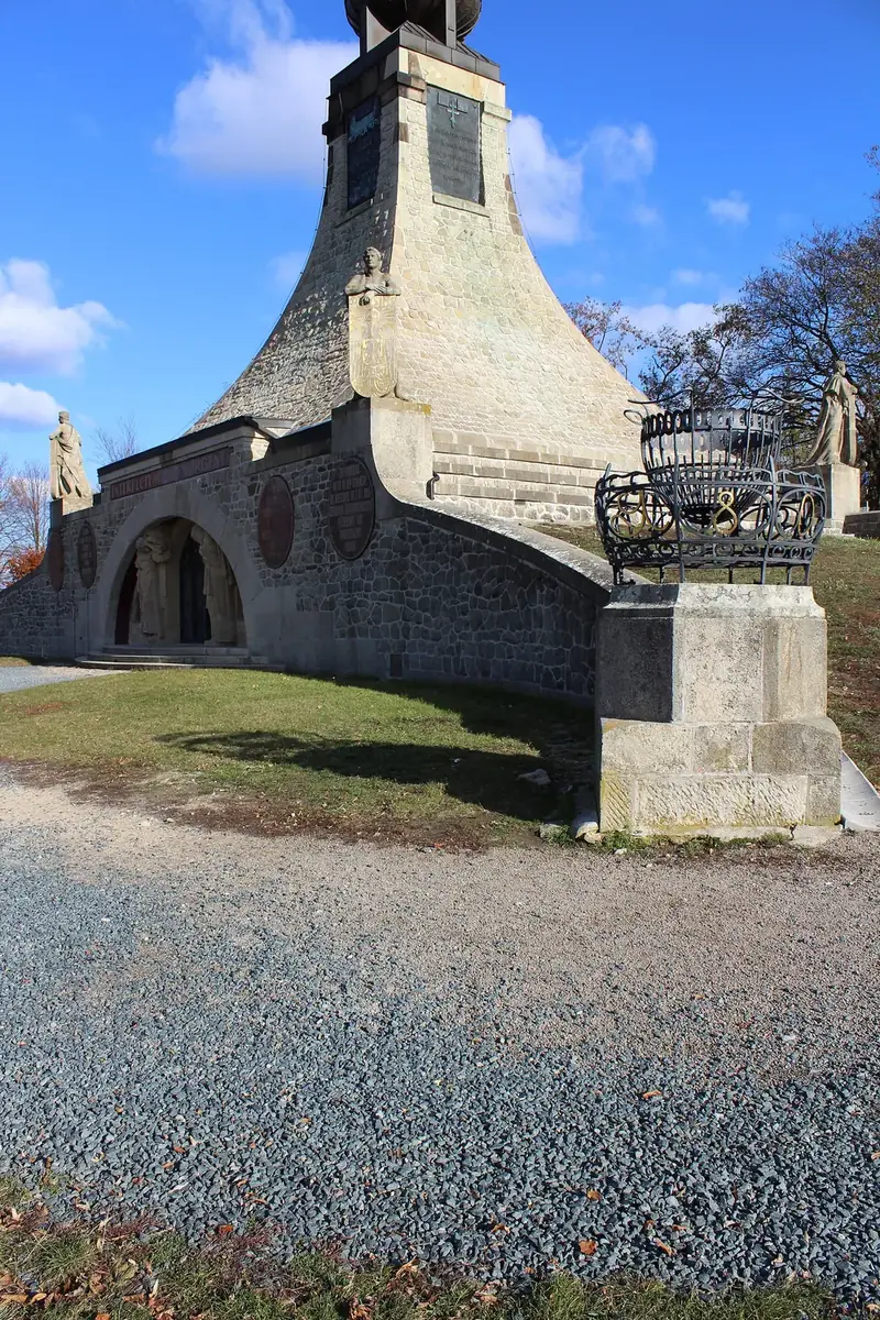 Le Cairn de la paix, monument funéraire de style Art nouveau en pierre surmonté d'une croix, sur le plateau de Pratzen près de Prace