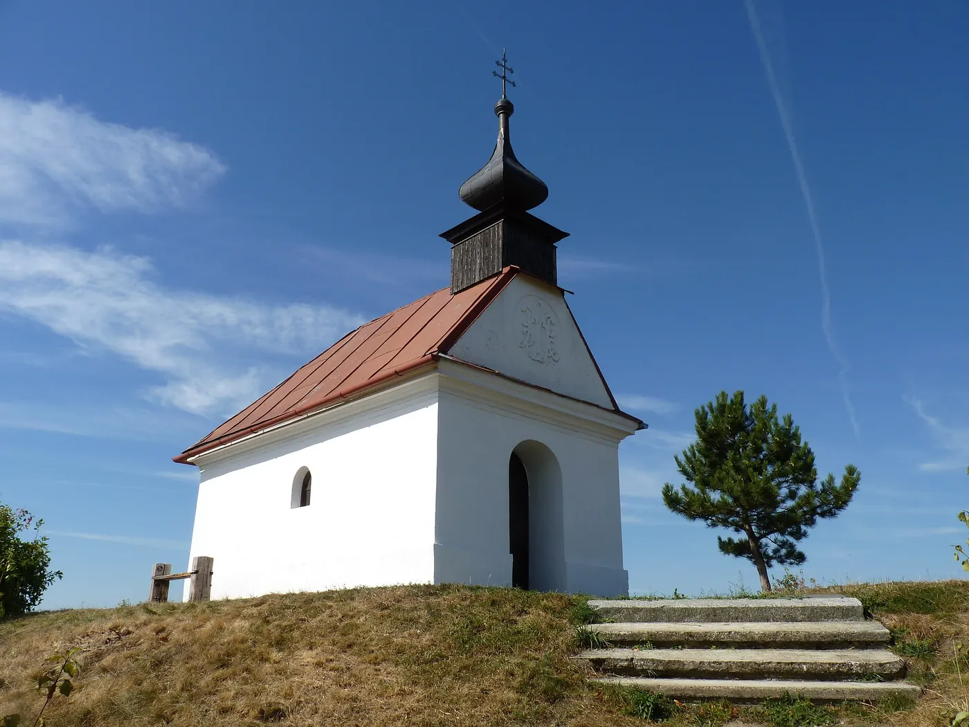 La petite chapelle blanche au sommet de la colline du Santon à Tvarožná, point d'appui de la gauche française