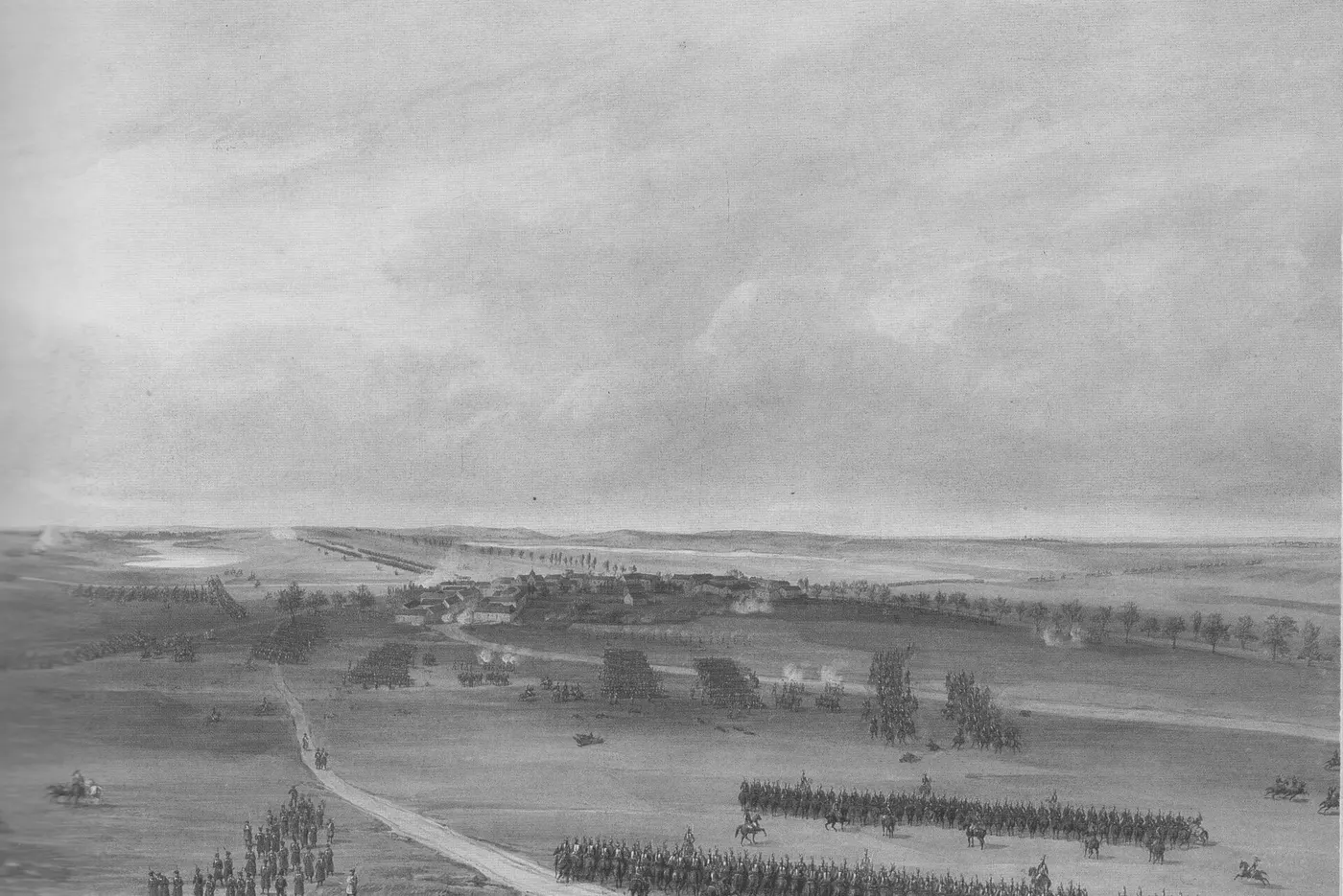 Vue panoramique en grisaille du champ de bataille au crépuscule : le village de Champaubert au centre, carrés d'infanterie et batteries dans la plaine, longues lignes de cavalerie au premier plan