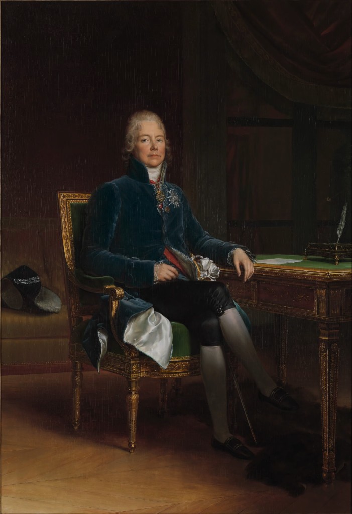 Charles-Maurice de Talleyrand-Périgord seduto accanto alla scrivania, mantello di velluto blu dal collo alto foderato di raso bianco, cravatta bianca, placca e gran cordone della Legion d'onore, calzoni neri, calze bianche e scarpe con fibbia; scrivania con bronzi dorati, calamaio, penna e bicorno su una panca — dipinto di François Gérard (verso il 1808), Primo Impero francese