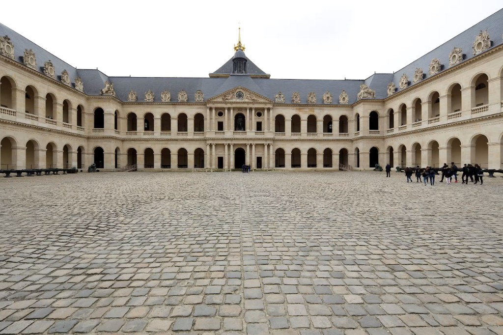 Courtyard of honour of the Hôtel des Invalides in Paris — arcades, historic cannons; Sérurier was governor there and burned the colours in 1814