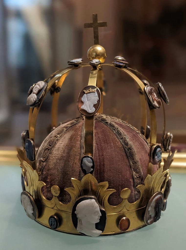 Kaiserkrone Napoleons I. — goldenes Diadem mit antiken Kameen, purpurner Samtkappe und Kreuz, Insigne der Krönung von 1804 im Ersten Kaiserreich