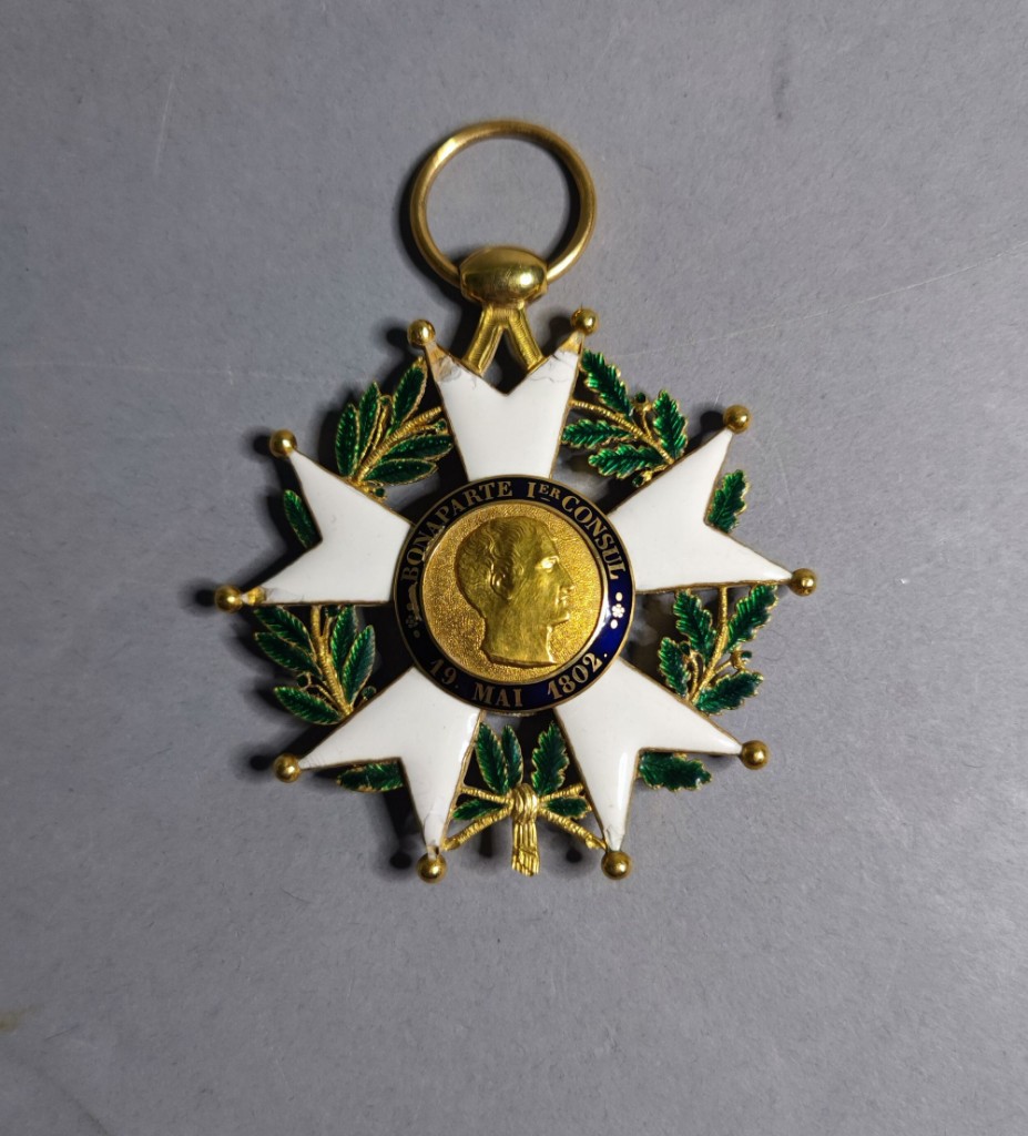 Kreuz der Ehrenlegion — fünfarmiges Insigne aus weißem Email und Gold, Profil Bonapartes als Erster Konsul, Inschrift 19. Mai 1802, grüner Lorbeer- und Eichenkranz, von Napoleon gestifteter Nationalorden
