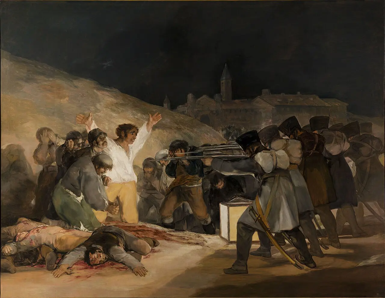 Di notte, un plotone di soldati con lo sciaccò, visti di spalle, prende di mira un uomo in camicia bianca con le braccia alzate, davanti a corpi insanguinati; un grande lume posato a terra illumina la scena