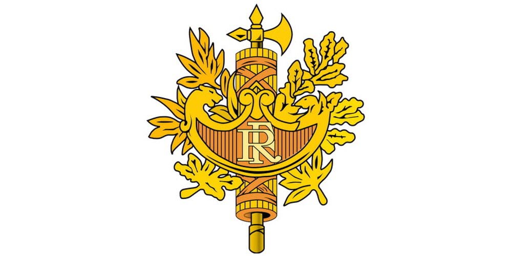 Liktorenbündel — um eine Axt gebundene Ruten, Pelta-Schild mit Eichen- und Lorbeerzweigen, römisches Emblem der Autorität und Gerechtigkeit im napoleonischen Kaiserreich
