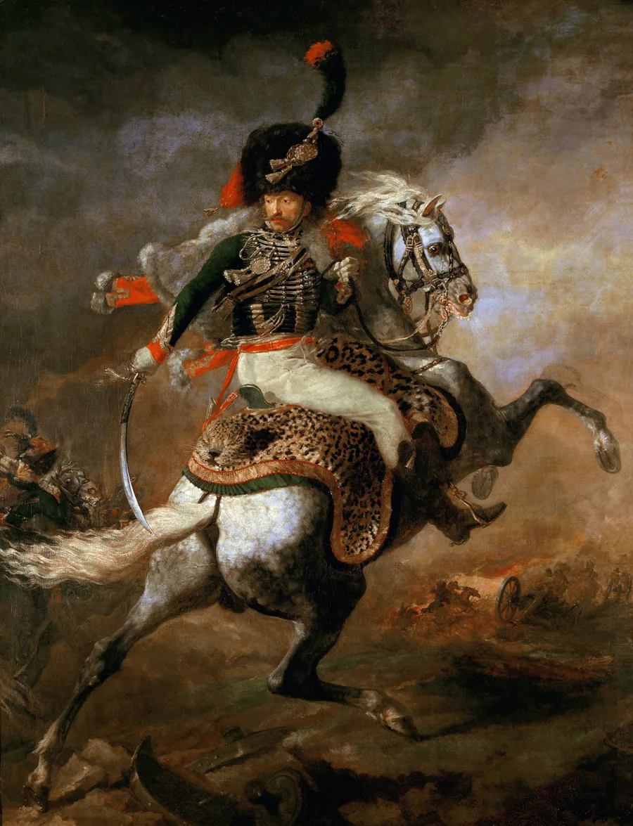 Un officier de cavalerie en colback de fourrure et dolman vert brodé, assis sur une peau de panthère, se retourne sur un cheval gris qui se cabre, le sabre à la main, dans la fumée d'une bataille