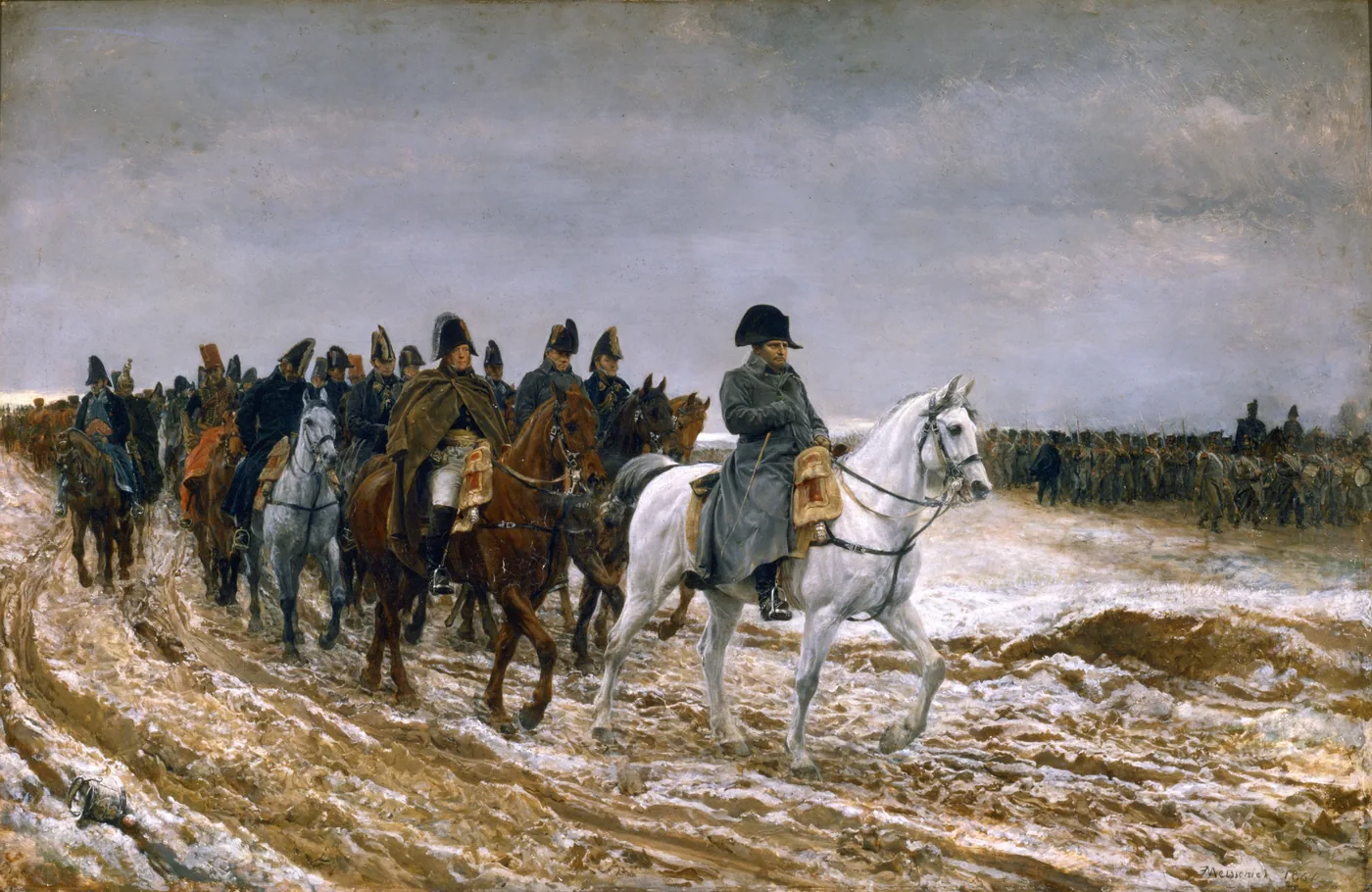 Empereur en redingote grise chevauchant en tête d'une colonne épuisée sur un chemin boueux d'hiver, le regard fixe