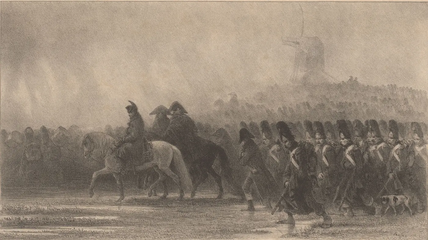 Lithographie : sous une pluie battante, Napoléon à cheval et un officier avancent au pas, suivis d'une longue colonne de grenadiers en bonnet à poil qui marchent dans la boue, un chien à leurs côtés, un moulin à vent sur la colline au fond