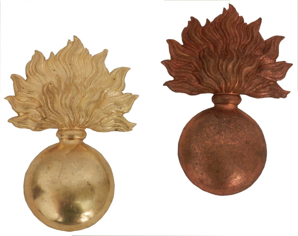 Französische Granate mit Flammen — gold- und bronzefarbenes Militärabzeichen, Kugel mit stilisierten Flammen, Emblem der Artillerie und der kaiserlichen Garde