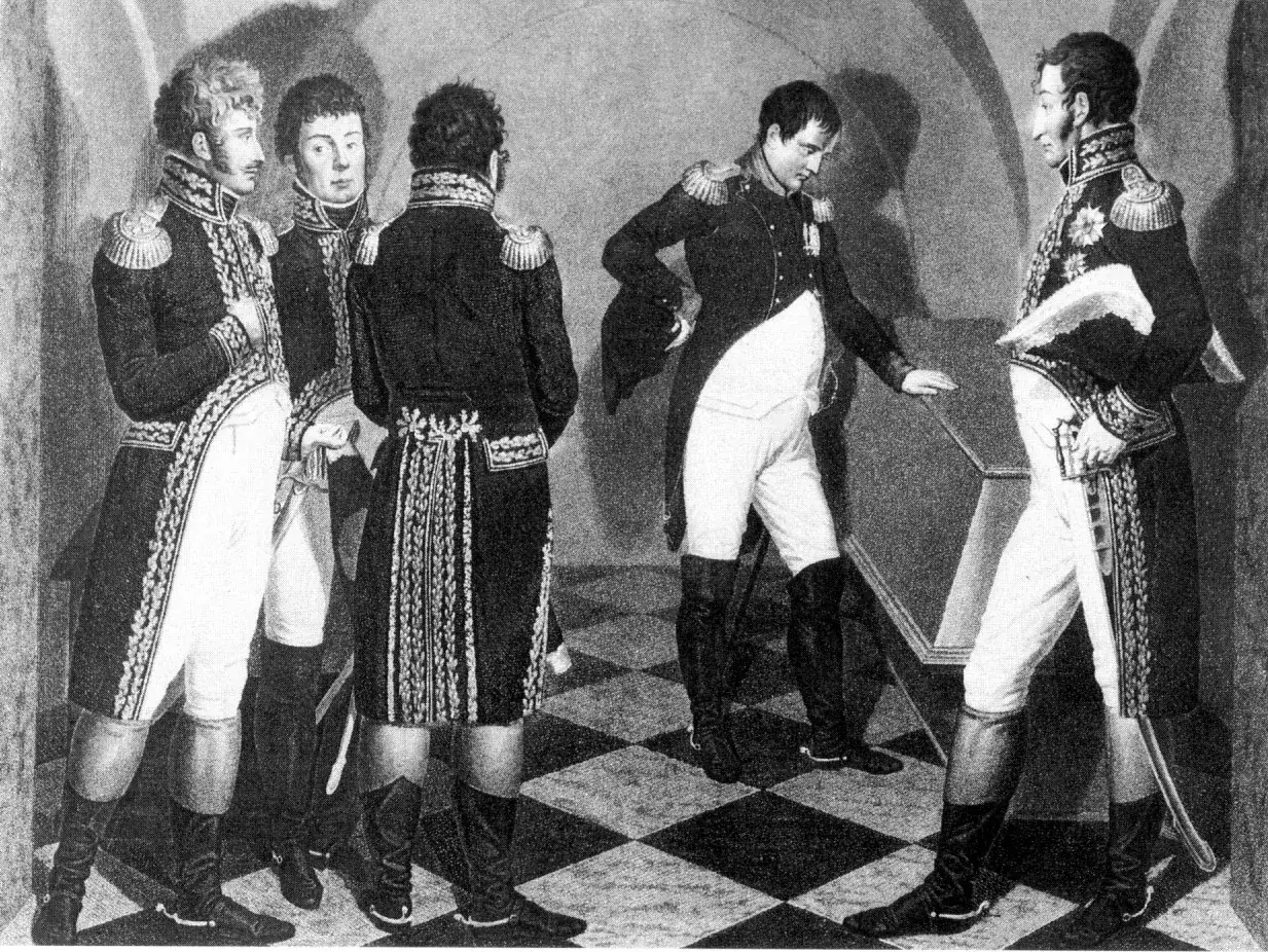 Grabado: Napoleón, de pie en una cripta de suelo ajedrezado, se recoge ante el féretro de Federico II rodeado de sus oficiales