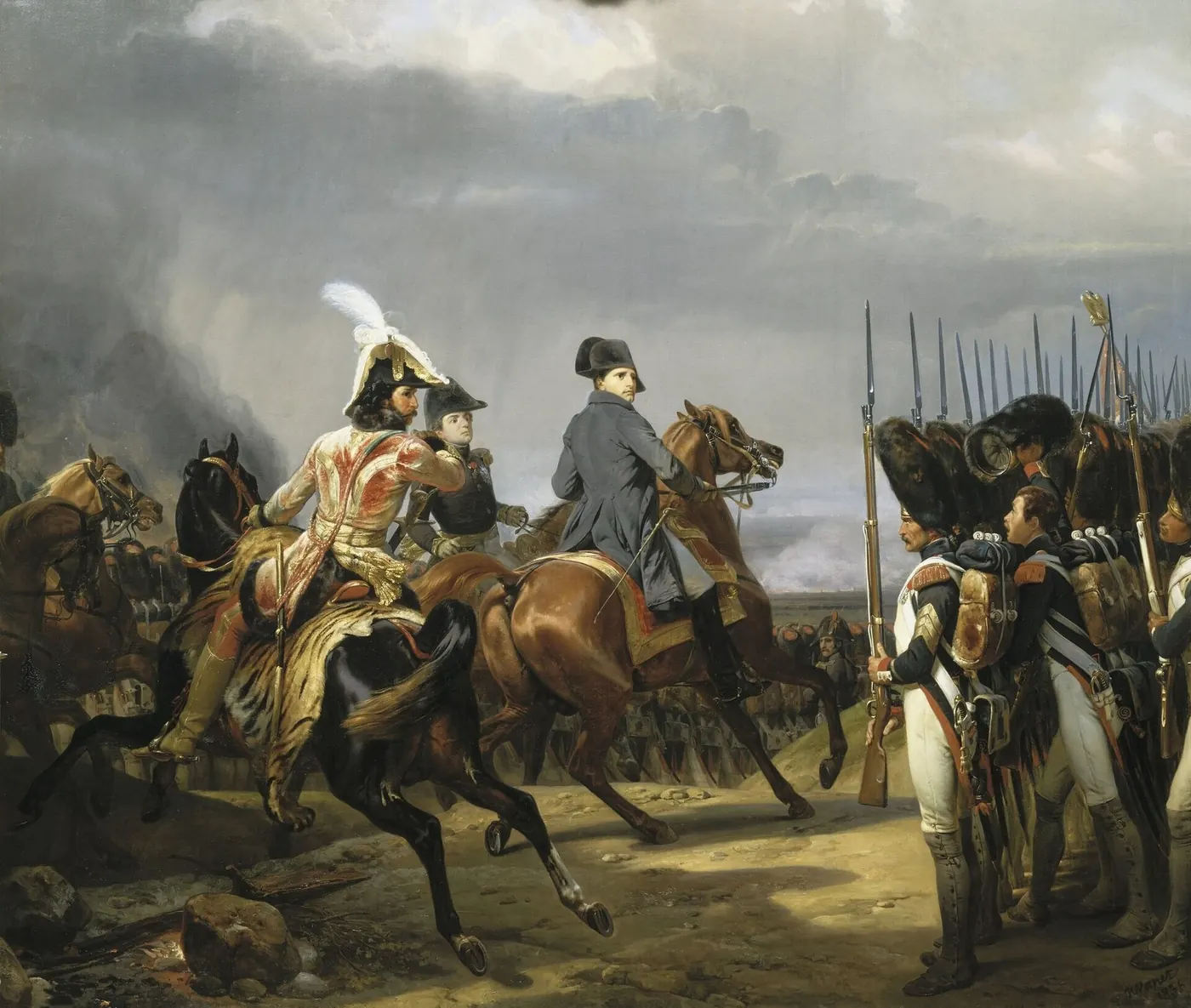 Napoleón a caballo, rodeado de sus oficiales, se vuelve hacia un granadero de la Guardia que ha salido de la fila, en una meseta cubierta de humo