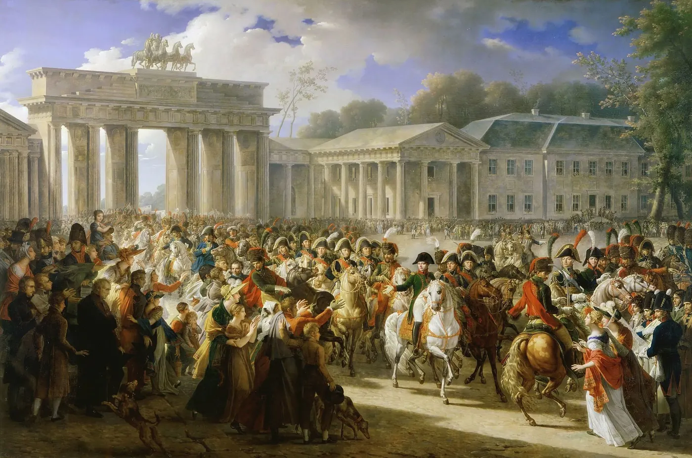 Cortège militaire passant sous une porte monumentale surmontée d'un quadrige, foule massée de part et d'autre