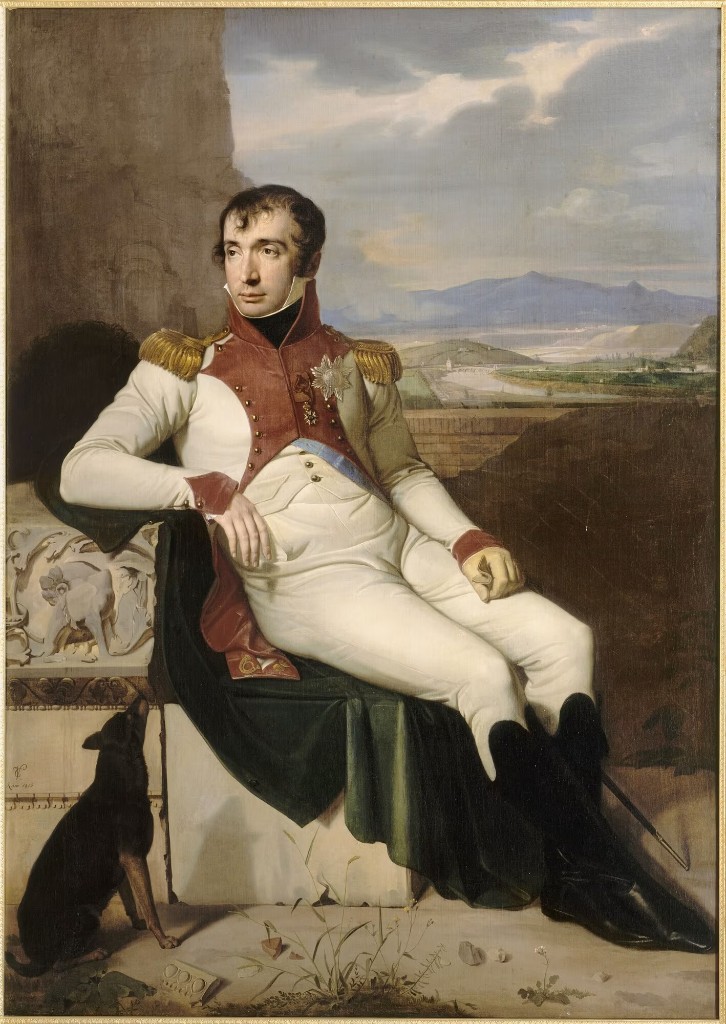 Louis Bonaparte (1778-1846), roi de Hollande (Koning Lodewijk, 1806-1810) et comte de Saint-Leu, frère de Napoléon Ier — portrait en pied par Charles Howard Hodges (vers 1809) : assis sur un bloc de pierre, habit blanc à revers et parements rouges, épaulettes à franges d'or, grande plaque d'ordre et cordon bleu (ordre de l'Union des Pays-Bas), culotte blanche, bottes noires vernies, drap vert ; petit chien noir au premier plan ; paysage avec rivière, pont à plusieurs arches, collines et montagnes — peinture à l'huile néoclassique, portrait officiel du souverain batave