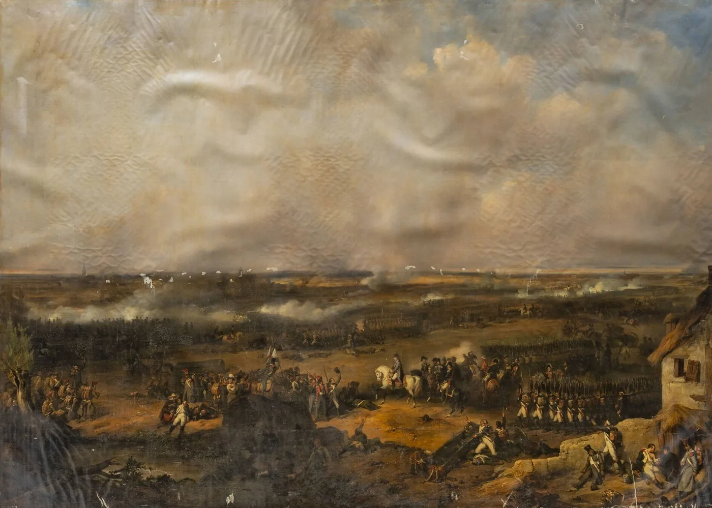 Napoléon à cheval, en redingote grise, entouré de son état-major, observe un champ de bataille couvert de fumée où s'avancent des colonnes d'infanterie ; au premier plan, des blessés et des soldats de la Garde