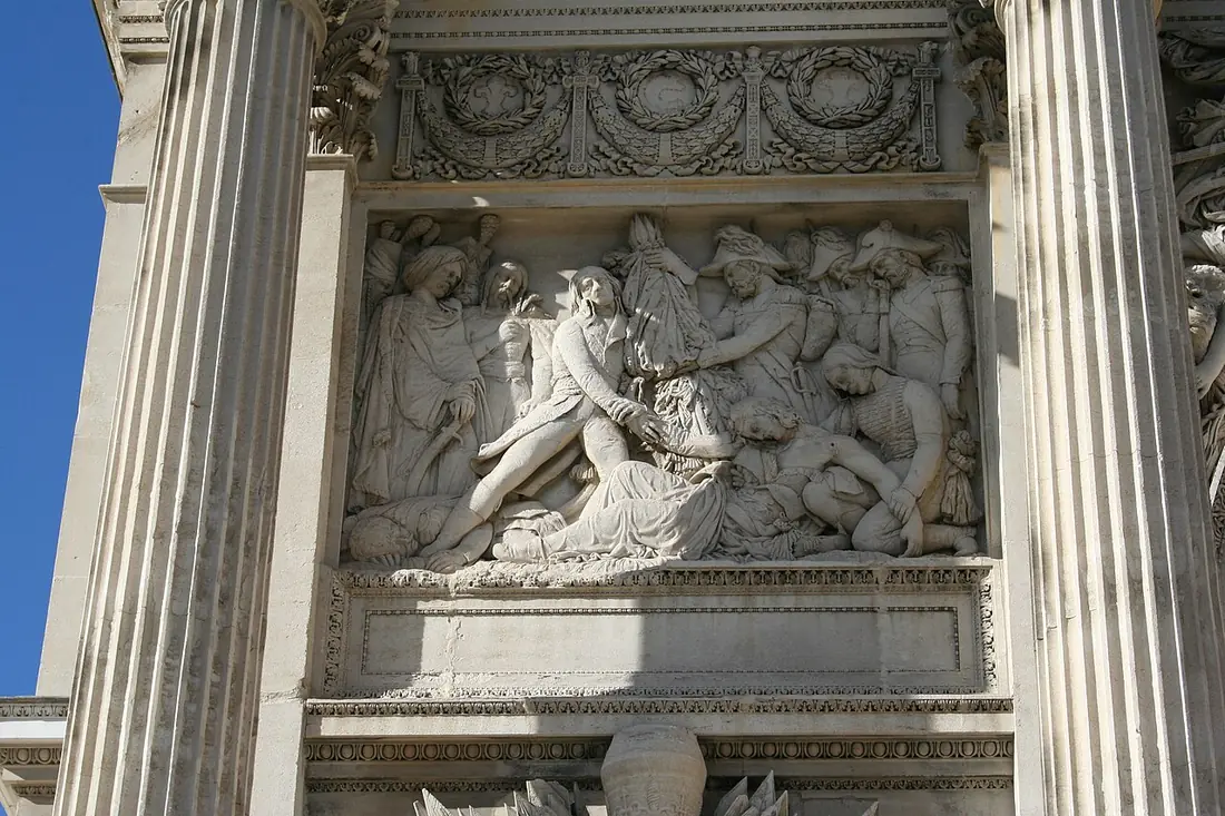 Stone bas-relief on a triumphal arch: soldiers surround a dying general