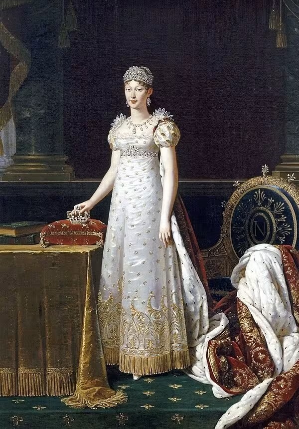 Marie-Louise d'Autriche, impératrice des Français, portrait en pied en robe Empire blanche brodée d'abeilles, tiare et parure de diamants, manteau de velours cramoisi bordé d'hermine et brodé d'abeilles d'or, petite couronne sur coussin, fauteuil au chiffre N dans une couronne de laurier, tapis vert aux abeilles napoléoniennes — peinture à l'huile néoclassique, François Gérard
