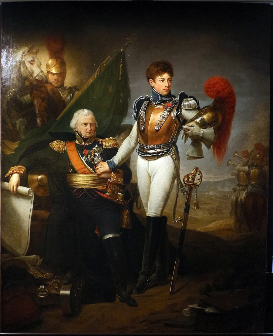 Un vieux général en uniforme, assis, tend la main à son fils, jeune officier de carabiniers en cuirasse dorée et casque à chenille rouge