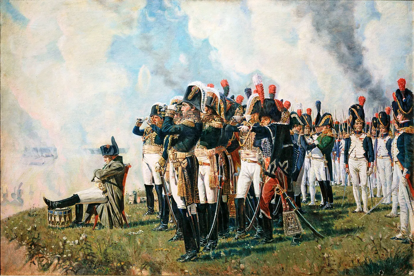 Napoléon assis sur un pliant au sommet d'une colline, entouré de son état-major et de grenadiers de la Garde, observe la bataille dans la fumée