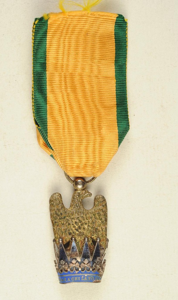 Insigne des Ordens der Eisernen Krone — Medaille mit gelb-grünem Band, Kaiseradler auf der Eisernen Krone der Lombardei, Devise in blauem Email, 1805 von Napoleon gestifteter Orden des Königreichs Italien