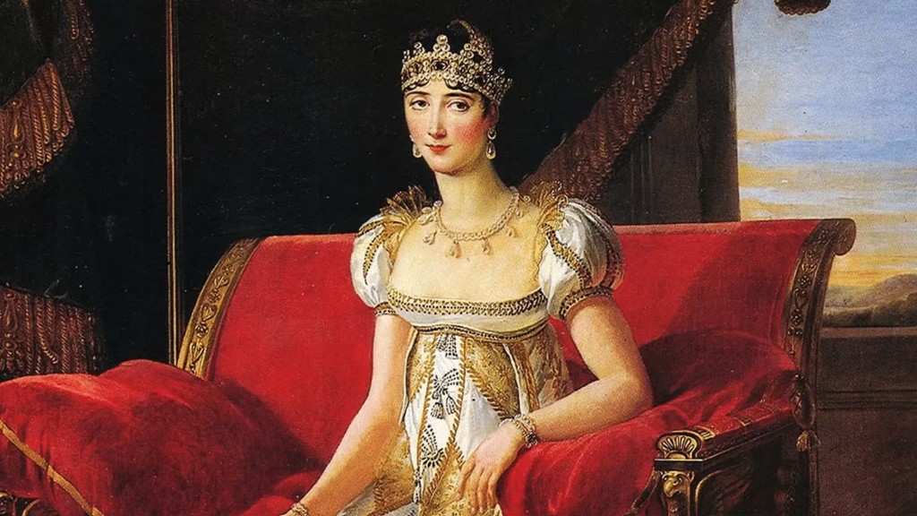 Portrait de Pauline Bonaparte, princesse Borghèse, en robe blanche de style Empire brodée d'or, manches courtes bouffantes bordées d'or, diadème et bijoux d'or, assise sur un canapé de velours rouge à bois doré ; fenêtre ouverte sur un paysage au coucher ou lever de soleil — peinture néoclassique