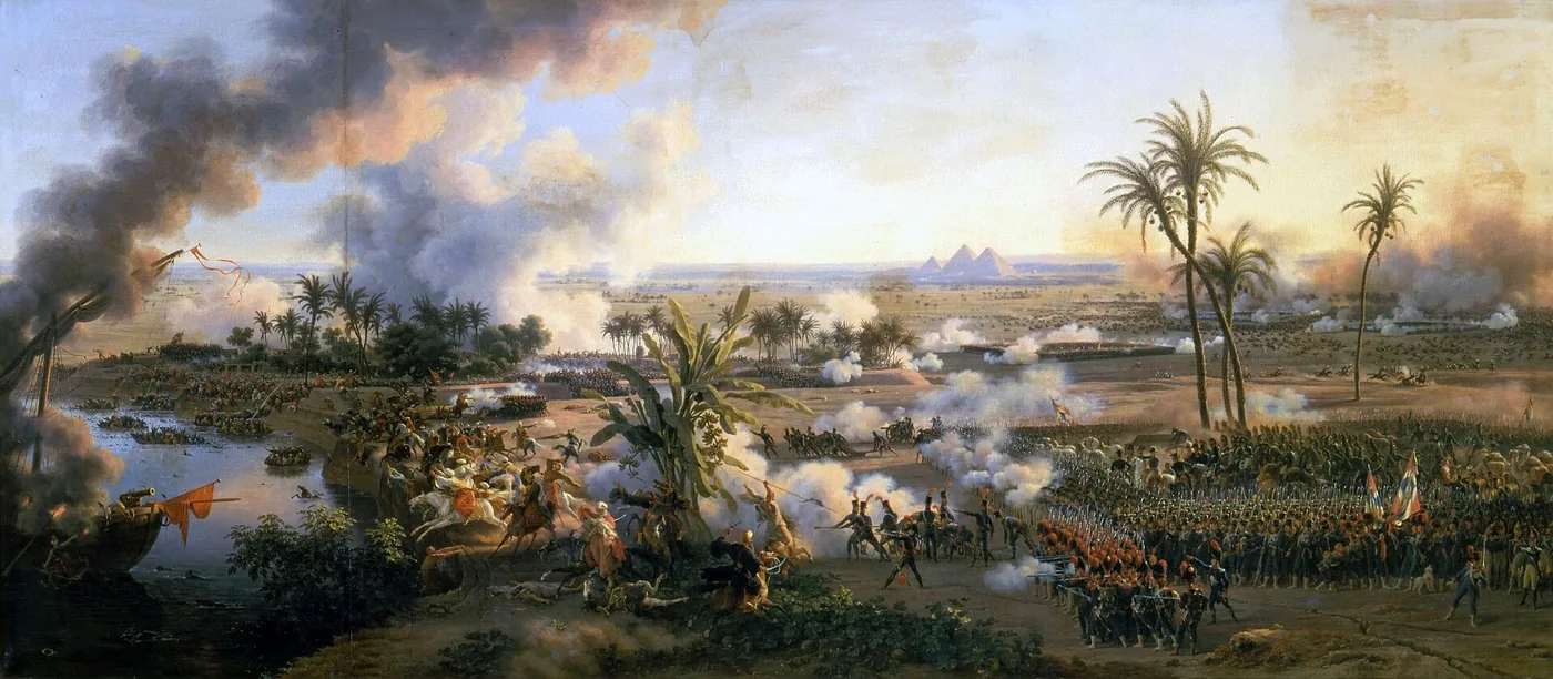 Vaste plaine au bord du Nil : à droite, une masse de fantassins français en rangs serrés fait feu, au centre et à gauche des cavaliers mamelouks en turbans chargent dans la fumée, les pyramides au loin sur l'horizon