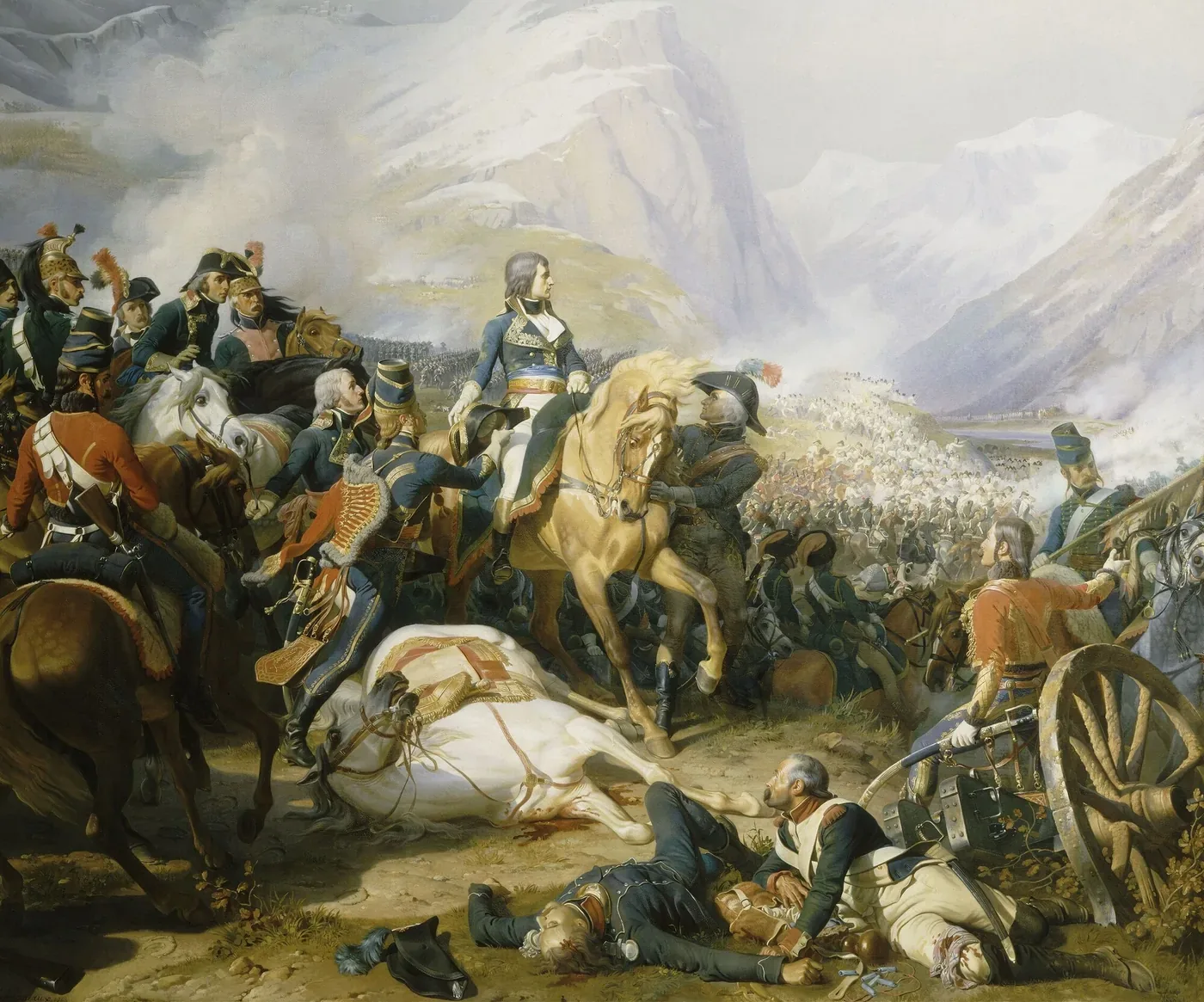 Bonaparte à cheval sur un plateau enneigé, entouré d'officiers et de hussards, observe des colonnes d'infanterie qui avancent dans la fumée au pied des montagnes, un cheval blanc et des soldats tombés au premier plan