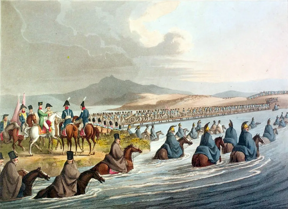 Gravure coloriée : des cavaliers en manteau traversent une rivière à gué, de l'eau jusqu'au poitrail des chevaux, tandis qu'une longue colonne franchit un pont de bateaux vers une rive vallonnée