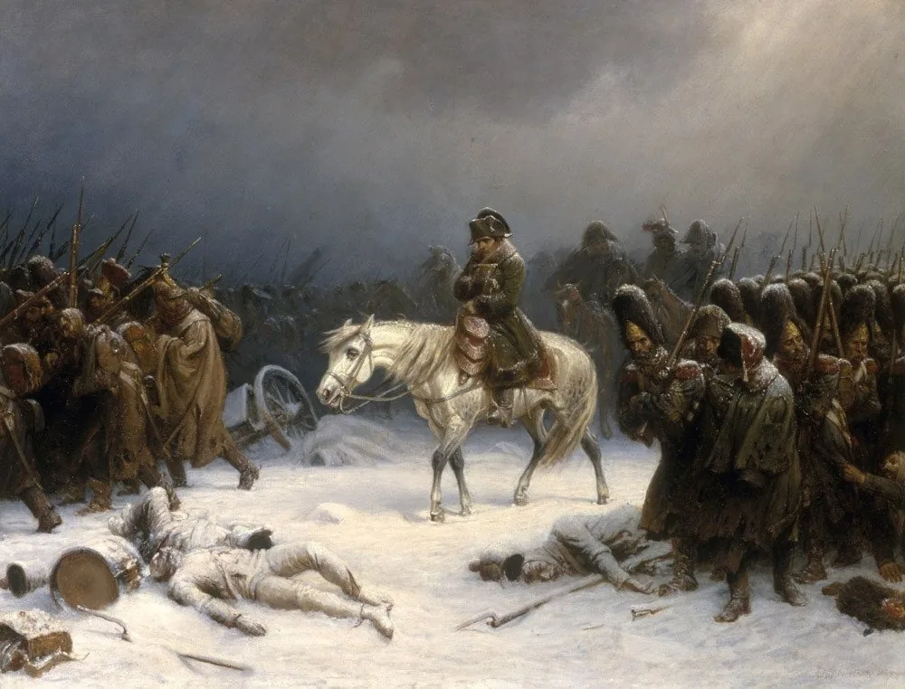 Colonne de soldats en haillons traînant dans la neige, chevaux tombés, traîneaux et blessés, sous un ciel bas