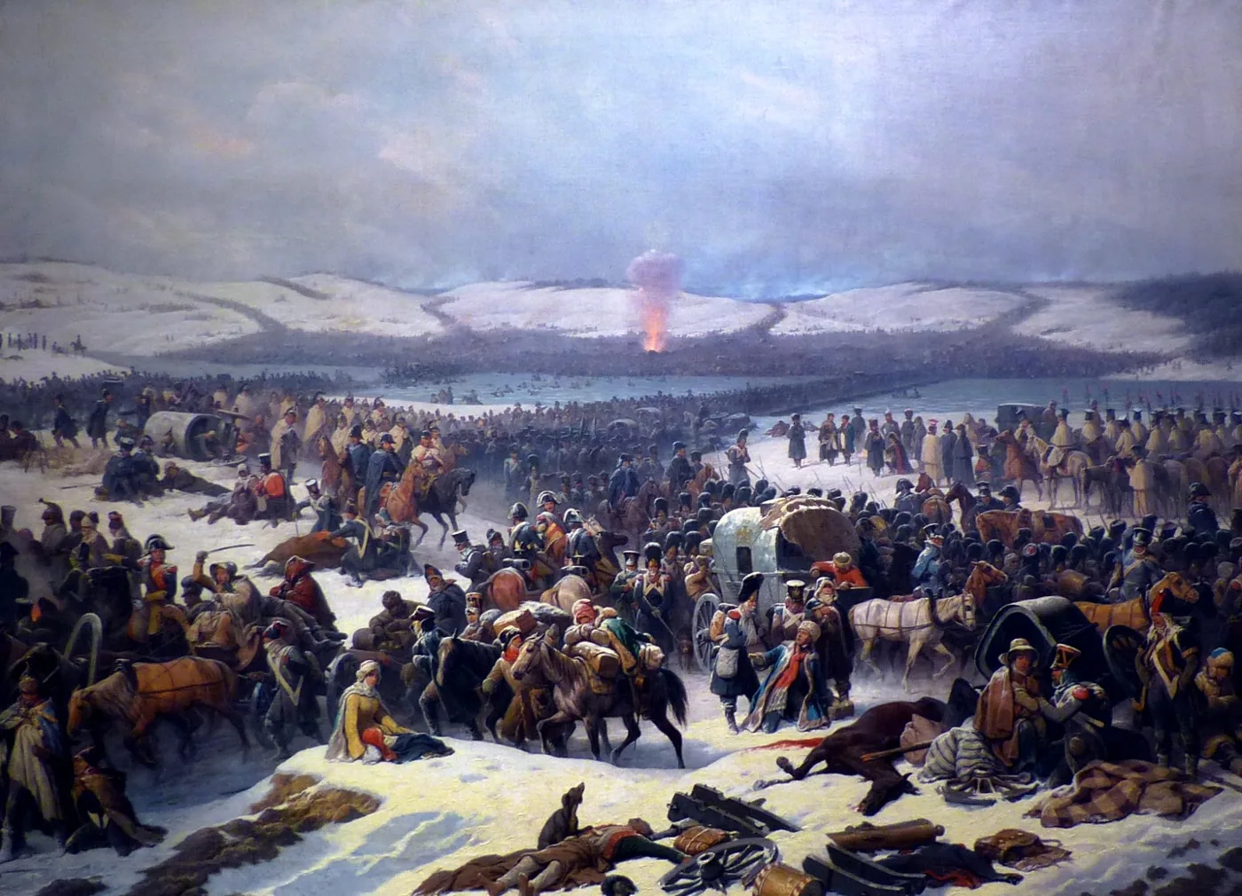 Une foule immense de soldats, de cavaliers et de chariots se presse dans la neige vers la rivière, sous un ciel gris ; au loin, une fumée rouge s'élève au-dessus des collines enneigées