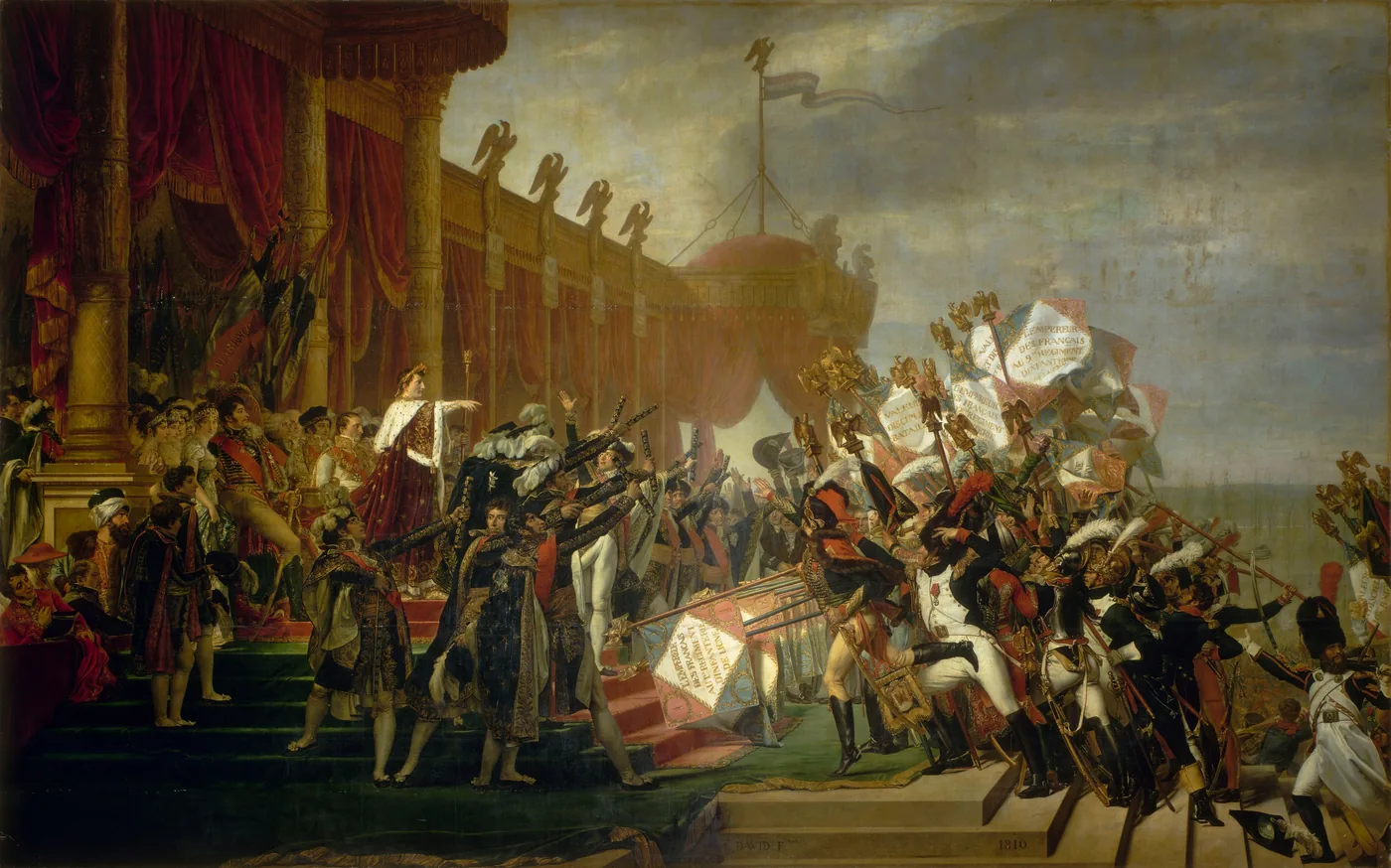 Sur une estrade abritée sous une tente, Napoléon en manteau de sacre tend le bras vers une foule de maréchaux et d'officiers qui se précipitent vers lui en brandissant des drapeaux surmontés d'aigles