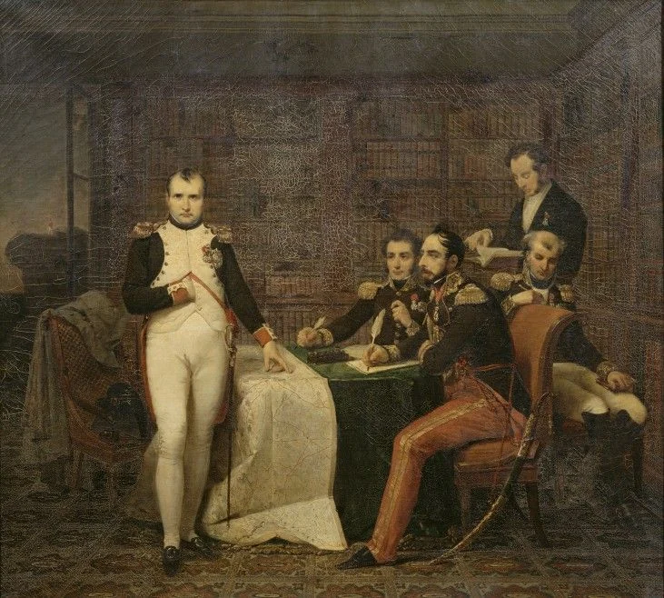 Un homme en uniforme blanc et vert, debout près d'une table couverte d'une nappe, dicte à trois officiers assis qui écrivent