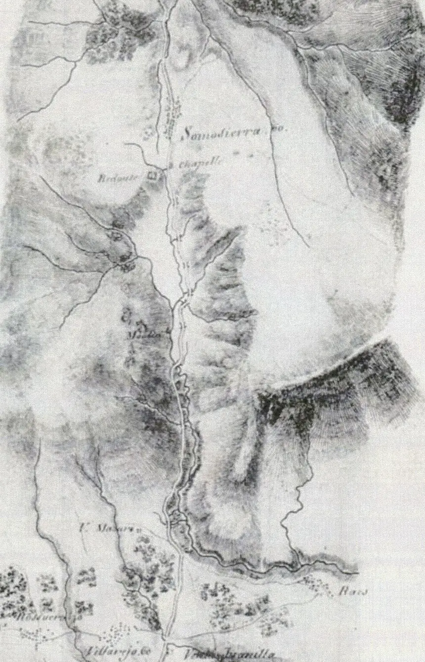 Carte manuscrite au lavis du défilé de Somosierra : la route monte du sud vers le village de Somosierra en haut, avec les mentions « chapelle » et « Redoute », entre des pentes hachurées ; en bas les hameaux de Villarejo et Robregordo