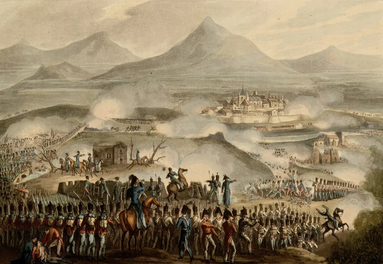 Au premier plan, des colonnes de fantassins britanniques en habit rouge et des officiers à cheval ; au centre, des combats dans la fumée autour de redoutes, et au loin une ville fortifiée dominée par un clocher, sous des montagnes imaginaires