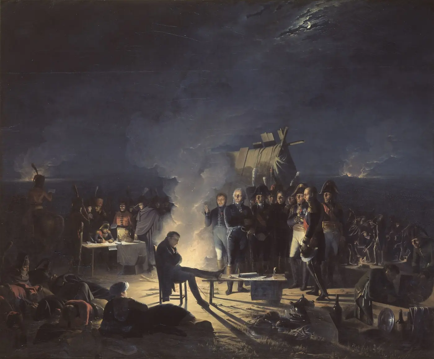 Scène nocturne au clair de lune : Napoléon, assis sur une chaise près d'un feu de bivouac, les jambes étendues et la tête baissée, entouré d'officiers debout ; à gauche, un secrétaire écrit à une table