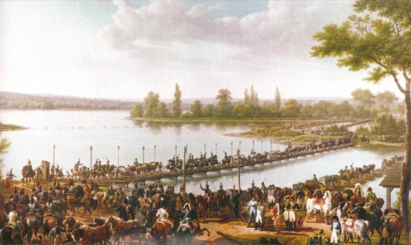 Artillerie et cavalerie françaises franchissant un long pont de bateaux sur le Danube, avec au premier plan une foule d'officiers à cheval